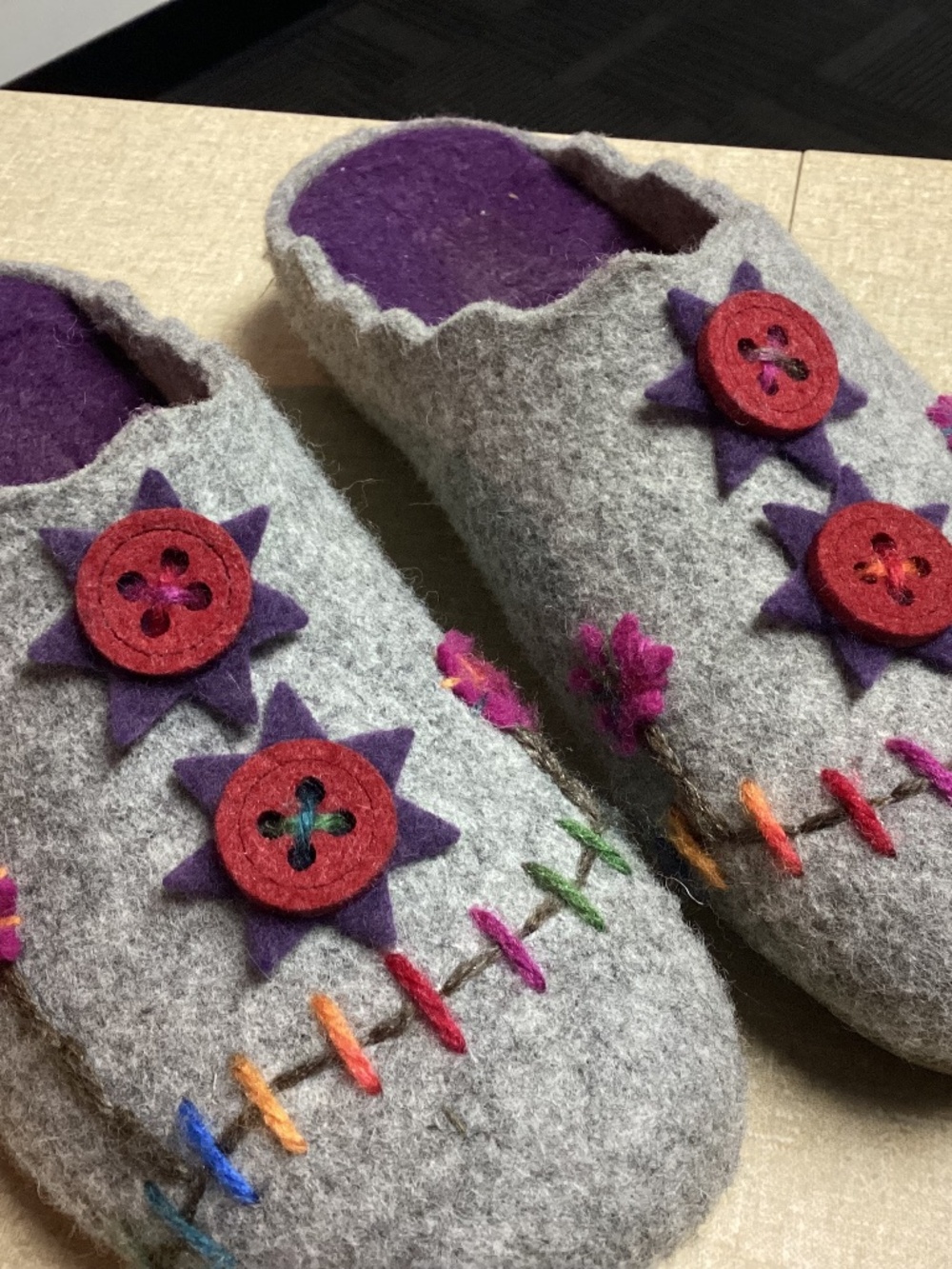 Wool ladies slippers fancy size 9 MUST SEE THESE COMFY SLIPPERS